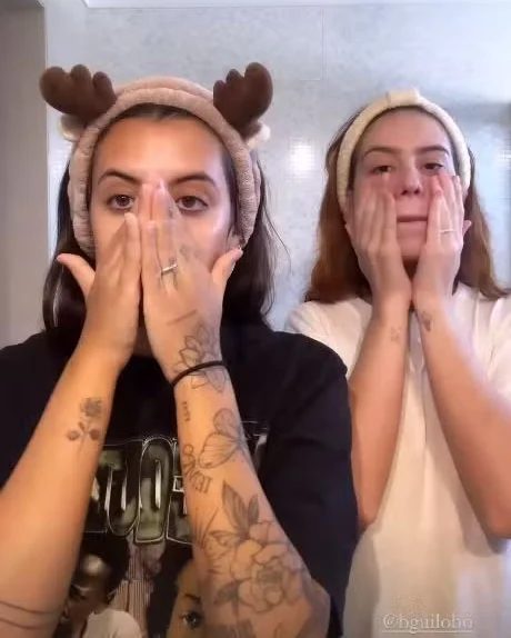 Beatriz Lobo e a namorada Priscila Caliari Reprodução/Instagram