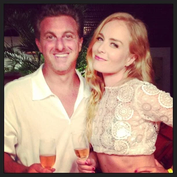 Luciano Huck e Angélica brindam na Bahia Reprodução/Instagram
