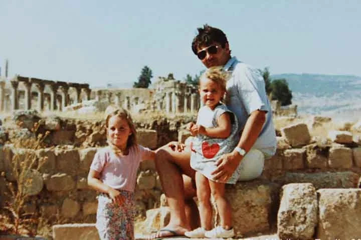 Kate é filha de um ex-piloto e de uma ex-comissário de bordo que fundou uma empresa de venda por entregas de artigos para festas infantis. Seu pai também vem de uma família ligada à aristocracia britânica. Reprodução: Flipar