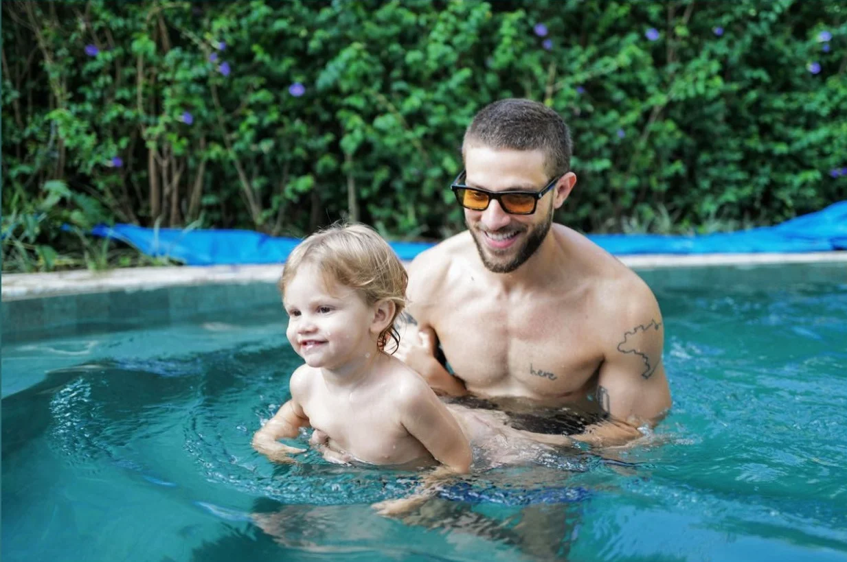 Chay Suede com o filho José Reprodução/Instagram