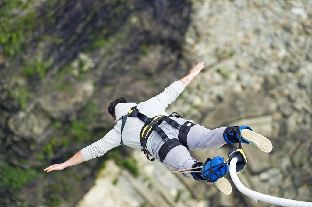 A percepção de risco de quem tomou paracetamol para atividades como bungee jumping diminuiu, segundo a pesquisa (Imagem: Tambako The Jaguar/CC-BY-ND-2.0)
