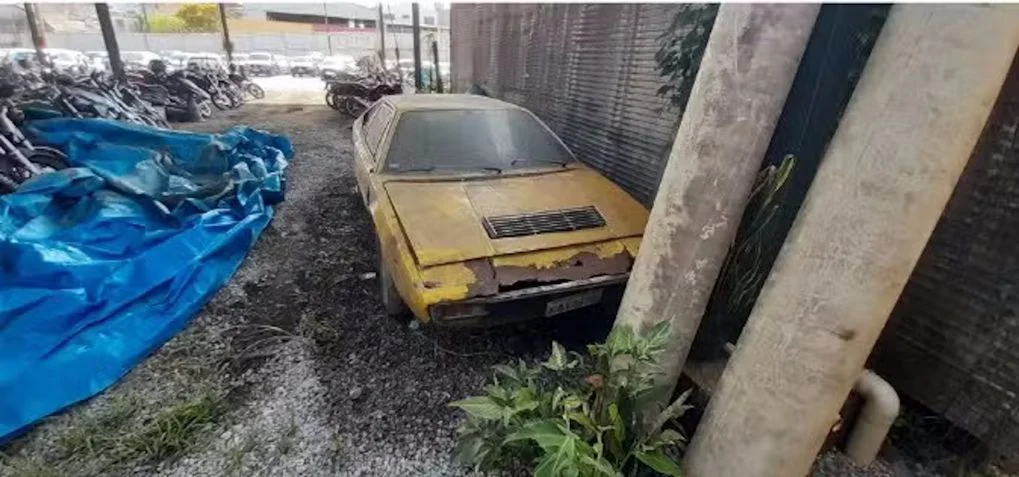Ferrari Dino 208 GT4 1975 (Leilão)
