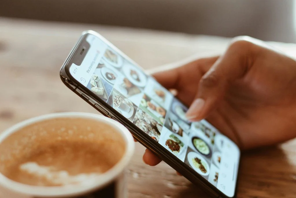Meta oferece serviço que remove anúncios do Instagram e Facebook no exterior (Imagem: Kerde Severin/Pexels)