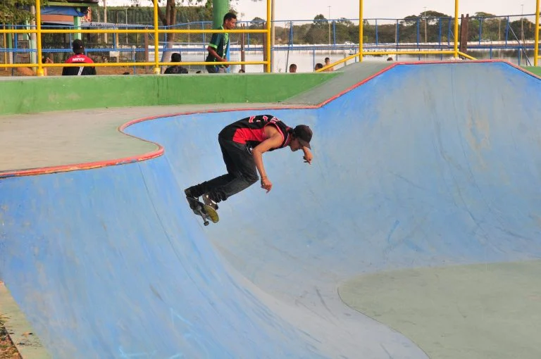 Esporte - geral - skate skatismo lazer praças