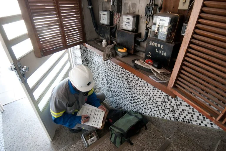 Energia - elétrica - conta de luz fiscalização gatos desvios energia irregularidades