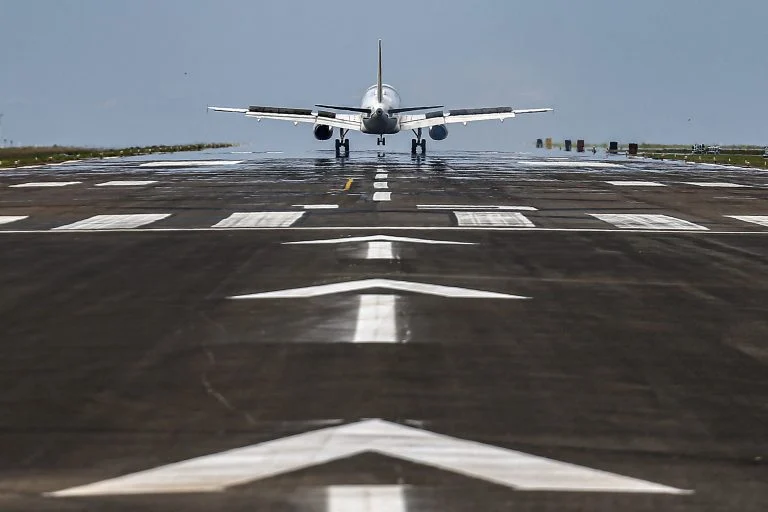 Avião levantando voo