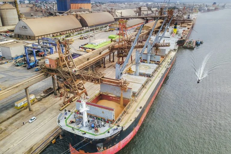 Transporte - barcos e portos - navios exportação comércio exterior cargas commodities infraestutura portuária (porto de Paranaguá-PR)