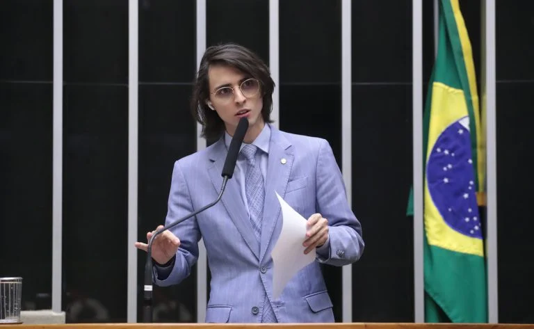 Deputado Amom Mandel fala ao microfone