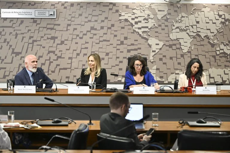 Pessoas sentadas à mesa