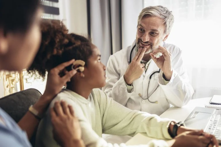 Médico fala em Libras com uma paciente surda