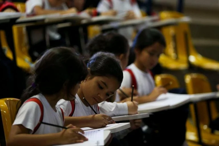 Educação - sala de aula - estudantes meninas mulheres alunas feminino