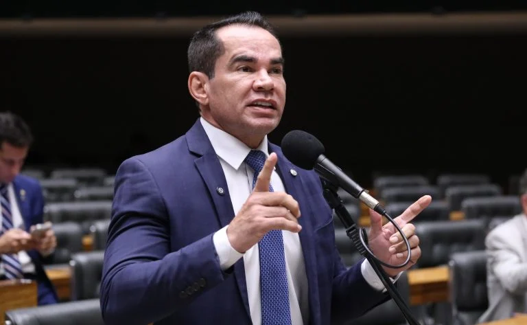 Deputado Defensor Stélio Dener (União-RR) fala no Plenário da Câmara dos Deputados