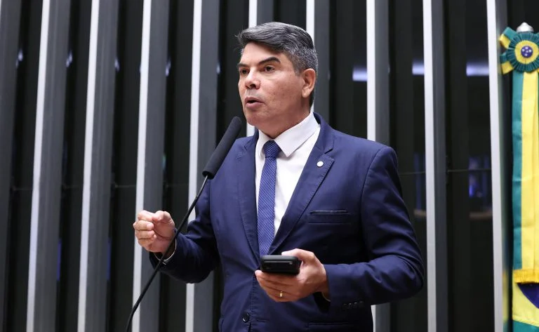 Deputado Messias Donato (União-ES) fala no Plenário da Câmara dos Deputados