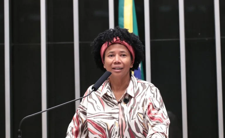 Deputada Silvia Cristina fala ao microfone