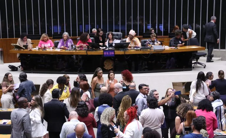 Homenagem aos 20 anos da Lei Maria da Penha.