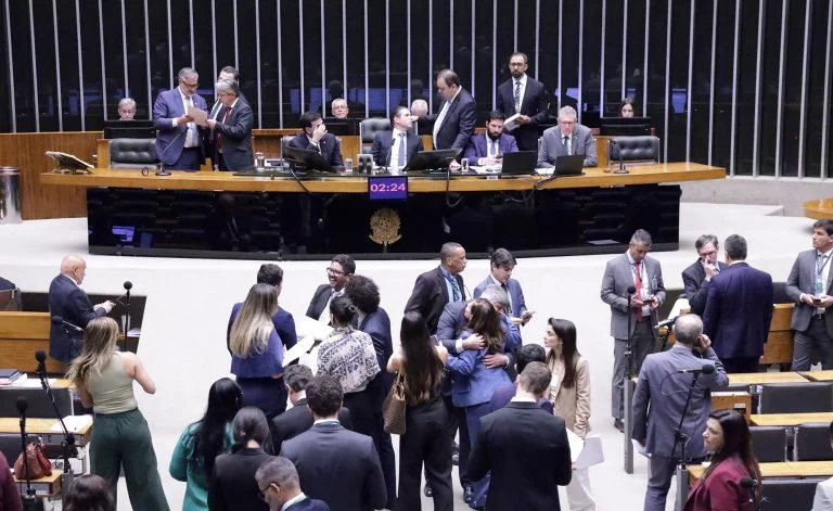 Discussão e votação de propostas legislativas.