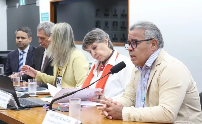 Audiência Pública - Comunicação comunitária como instrumento de promoção dos direitos humanos. Dep. Erika Kokay (PT - DF). Presidente da Associação Brasileira de Rádios Comunitárias - ABRAÇO BRASIL, Geremias dos Santos.