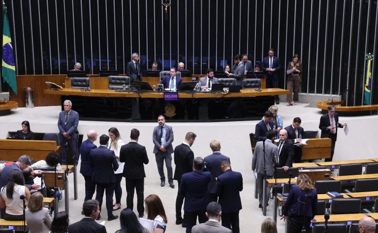 Discussão e votação de propostas legislativas.