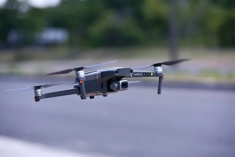 Drone capturando imagens aéreas