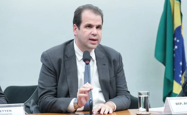 Deputado Aureo Ribeiro (Solidariedade-RJ) fala em comissão da Câmara dos Deputados