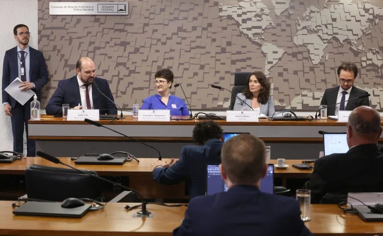 Audiência Pública - Regulação de redes sociais com foco em moderação de conteúdo e remoção de contas de usuários. Diretor do Instituto Sivis, Jamil Assis. Diretora Executiva do InternetLab, Fernanda Campagnucci. Presidente do Conselho de Comunicação Social, Patricia Blanco.