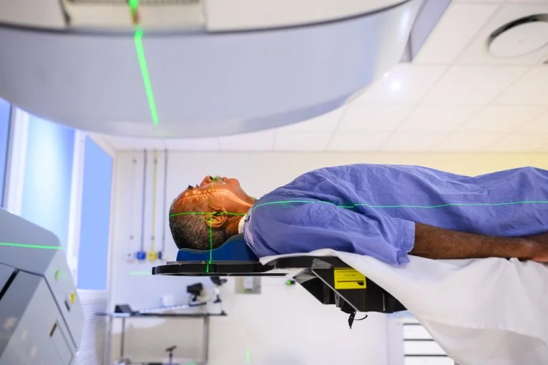 Homem sênior recebendo tratamento contra o câncer em um acelerador linear em instalações médicas