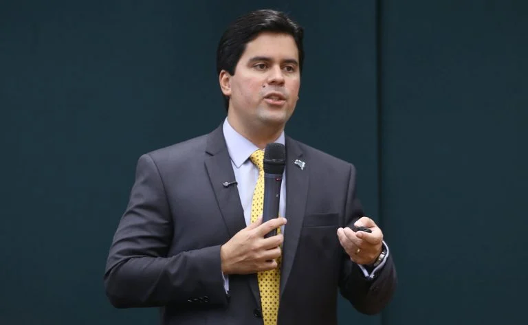 Deputado André Fufuca (PP-MA) fala em comissão da Câmara dos Deputados