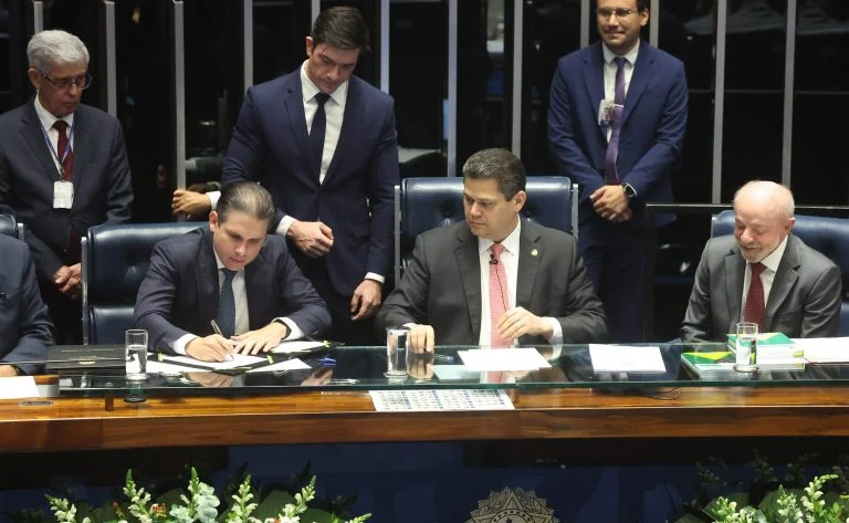Promulgação da PEC Fim da escala 6x1 e da PEC Aposentadoria Especial para Agentes Comunitários de Saúde.Senador, Paulo Paim (PT - RS), Presidente da Câmara dos Deputados, Hugo Motta (REPUBLICANOS - PB), Presidente do Senado Federal, Davi Alcolumbre (UNIÃO - AP), Presidente da República, Luiz Inácio Lula da Silva, Dep. Carlos Veras (PT - PE)
