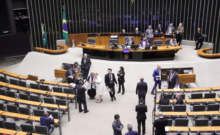 Discussão e votação de propostas legislativas.