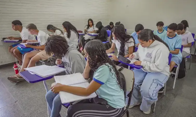 Rafa Neddermeyer/Agência Brasil Brasília (DF), 25/06/2026 – Alunos do ensino médio do CED 16, na Ceilândia, aproveitam o segundo semestre letivo para intensificar a preparação em sala de aula visando o Exame Nacional do Ensino Médio (Enem), vestibulares, Programa de Avaliação Seriada (PAS/UnB) e outros processos seletivos de ingresso no ensino superior
Foto: Rafa Neddermeyer/Agência Brasil