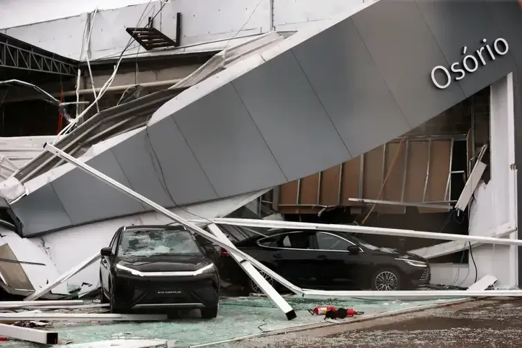 REUTERS/Diego Vara/ Proibido reprodução A demaged BYD car dealership following heavy rain in Osorio, Rio Grande do Sul state, Brazil, July 28, 2026. REUTERS/Diego Vara