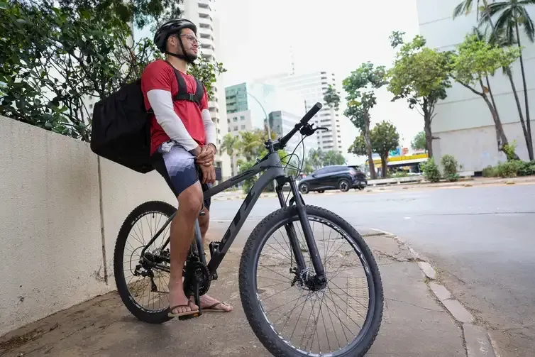 Fabio Rodrigues-Pozzebom/ Agência Brasil Brasília (DF) 23/09/2026 - O Entregador de bike Ítalo Alves, fala com a Agência Brasil sobre os desafios da profissão Foto: Fabio Rodrigues-Pozzebom/ Agência Brasil