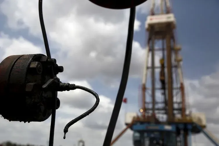 Reuters/Carlos Garcia Rawlins/Proibida reprodução Petróleo na Venezuela
FILE PHOTO: Crude oil drips from a valve at an oil well operated by Venezuela's state oil company PDVSA, in the oil rich Orinoco belt, near Morichal at the state of Monagas April 16, 2015. Picture taken on April 16, 2015. REUTERS/Carlos Garcia Rawlins/File Photo
