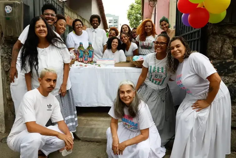 Fernando Frazão/Agência Brasil Rio de Janeiro (RJ), 27/09/2026 – A Mãe de Santo Ana Carolina Oliveira com seus filhos na distribuição de doces em celebração pelo Dia de Cosme e Damião no Terreiro de Umbanda São Cosme e São Damião, em Vila Isabel. Foto: Fernando Frazão/Agência Brasil