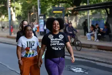 Fernando Frazão/Agência Brasil Rio de Janeiro (RJ), 20/08/2026 – A candidata à presidência da República Samara Martins, da Unidade Popular (UP), faz panfletagem durante caminhada na Saara, polo de comércio no centro da cidade. Foto: Fernando Frazão/Agência Brasil