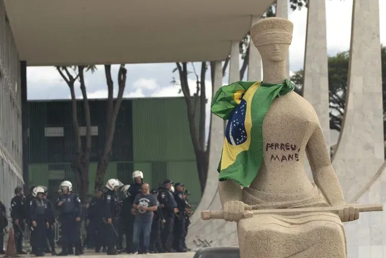 Joedson Alves/Agencia Brasil Brasília (DF), 08/01/2023 - Estátua da Justiça em frente ao STF pintado com os dizeres