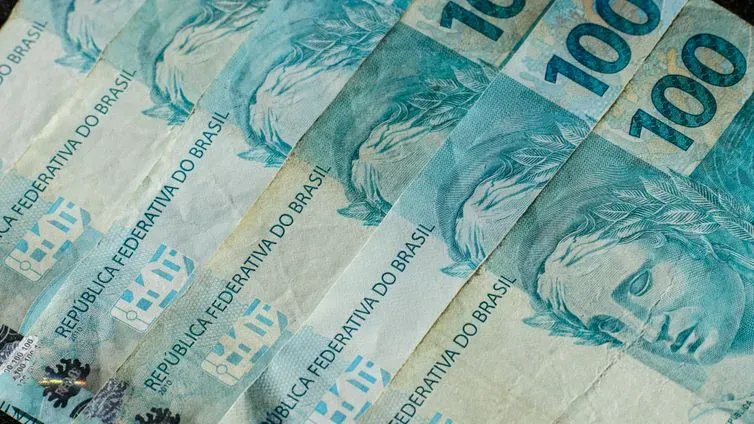 Rafa Neddermeyer/Agência Brasil 10/07/2026 - Brasília - dinheiro, moeda, real, reais, cédula, cédulas, nota, notas, moeda brasileira, dinheiro brasileiro, inflação, inflação alta, deflação, economia, economia brasileira, mercado, mercado financeiro, finanças, finanças pessoais, orçamento, orçamento doméstico, renda, renda familiar, salário, salário mínimo, remuneração, vencimento, pagamento, poder de compra, custo de vida, custo dos alimentos, aumento de preços, alta dos preços, carestia, desvalorização, valorização, perda do poder de compra, crise econômica, recessão, crescimento econômico, consumo, consumidor, compras, supermercado, cesta básica, despesas, gastos, contas, contas a pagar, boletos, dívida, dívidas, endividamento, inadimplência, poupança, economia doméstica, investimento, investimentos, aplicações financeiras, juros, taxa de juros, taxa Selic, Banco Central, crédito, empréstimo, financiamento, cartão de crédito, débito, PIX, transferência bancária, banco, instituição financeira, orçamento familiar, planejamento financeiro, reserva de emergência, patrimônio, riqueza, patrimônio líquido, capital, capital financeiro, lucro, prejuízo, receita, despesa, balanço financeiro, impostos, tributos, tributação, imposto de renda, arrecadação, arrecadação fiscal, carga tributária, imposto, taxa, tarifas, câmbio, dólar, euro, cotação, câmbio flutuante, desvalorização cambial, valorização cambial, moeda estrangeira, inflação acumulada, índice de preços, IPCA, INPC, IGP-M, poder aquisitivo, renda per capita, desenvolvimento econômico, estabilidade econômica, política monetária, política fiscal, oferta, demanda, produtividade, consumo consciente, educação financeira, planejamento financeiro, equilíbrio financeiro, independência financeira, riqueza, prosperidade, orçamento público, gastos públicos, contas públicas, déficit, superávit, tesouro nacional, moeda forte, moeda fraca, liquidez, circulação de dinheiro, s