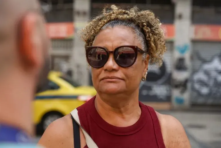 Tomaz Silva/Agência Brasil Rio de Janeiro (RJ), 15/10/2026 – A aposentada Maria Antônia de Carvalho fala à Agência Brasil sobre a aprovação da Proposta de Emenda à Constituição (PEC) que acaba com da escala de trabalho 6x1, no centro do Rio de Janeiro. Foto: Tomaz Silva/Agência Brasil