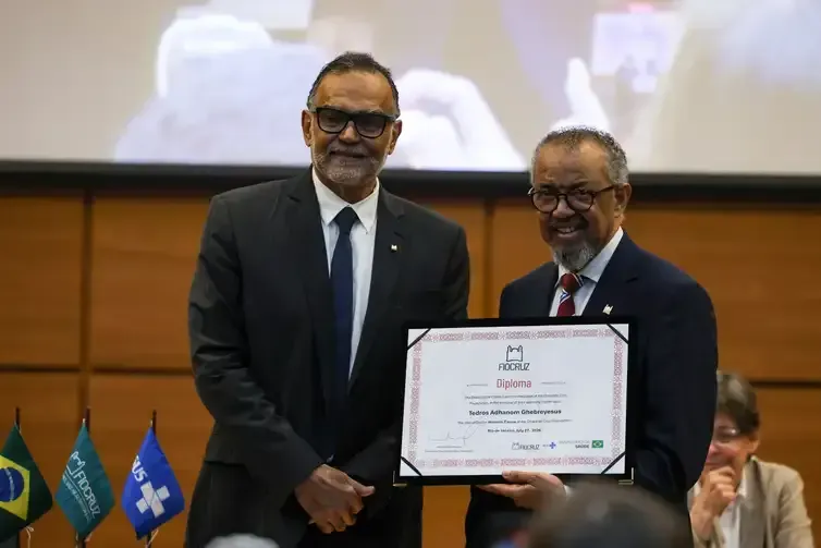 Tomaz Silva/Agência Brasil Rio de Janeiro (RJ), 27/07/2026 – O presidente da Fundação Oswaldo Cruz (Fiocruz), Mario Moreira entrega o título de doutor honoris causa ao diretor-geral da Organização Mundial da Saúde (OMS), Tedros Adhanom durante cerimônia na sede da instituição, na zona norte do Rio de Janeiro. Foto: Tomaz Silva/Agência Brasil