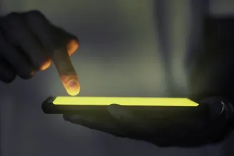 rawpixel.com / Chanikarn Thongsu Fraude, golpe, cibercrime, telefone celular- Idec aponta fragilidades na segurança de aplicativos de bancos. Foto: rawpixel.com / Chanikarn Thongsupa