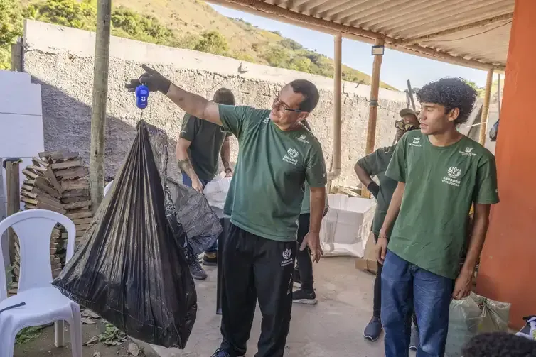 Rodrigo Campanário/Divulgação Rio de Janeiro (RJ), 22/08/2026 – Cozinha das Caranguejeiras, em Magé (RJ), transforma a ubarana em renda para as mulheres da comunidade.
Desde janeiro, pescadores artesanais e catadores de caranguejos retiraram 12 mil kgs de resíduos do Rio Suruí e de suas margens com a Operação LimpaOca.
Foto: Rodrigo Campanário/Divulgação