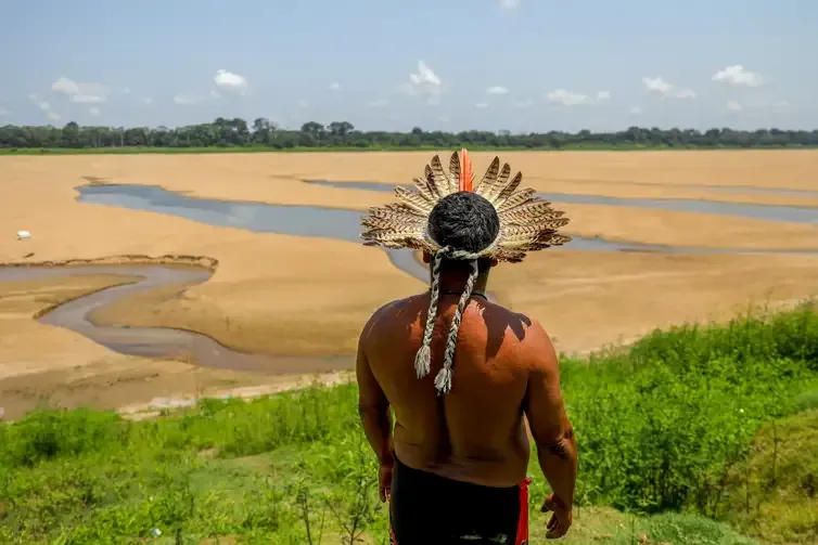 Alex Pazuello/Secom Tefé (AM) 21/10/2023 – Um indigena obserna o leito do rio Amazonas em Tefé (AM) praticamnete seco.
Foto: Alex Pazuello/Secom