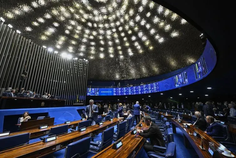 Carlos Moura/Agência Senado Plenário do Senado Federal durante sessão deliberativa ordinária. Ordem do dia.
Na pauta, estão o PL 699/2023, que cria o Programa de Desenvolvimento da Indústria de Fertilizantes (Profert) e incentivos à produção nacional; o PL 429/2024, sobre custas judiciais na Justiça Federal; os PLs 1.872/2025 e 1.881/2025, que criam fundos para o MPU e a DPU; e o PL 3.289/2026, sobre leilões públicos para formação de estoques.
Telão exibe, discurso, à tribuna, senador Sargento Reginauro (PSDB-CE).
Mesa:
4º secretário da Mesa do Senado Federal,
senador Laércio Oliveira (PP-SE);
senador Cid Gomes (PSB-CE);
presidente do Senado Federal, senador Davi Alcolumbre (União-AP);
secretário-geral da Mesa do Senado Federal, Danilo Augusto Barboza de Aguiar.
Foto: Carlos Moura/Agência Senado