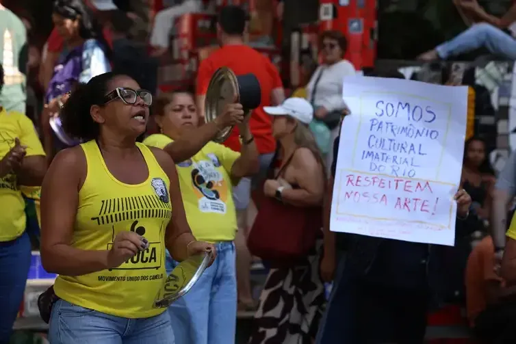 Tomaz Silva/Agência Brasil Rio de Janeiro (RJ), 04/08/2026 – O movimento Unido dos Camelôs faz ato contra o decreto Tolerância Zero, da prefeitura do Rio de Janeiro, em defesa do direito ao trabalho dos vendedores ambulantes, na Escadaria Selarón, no centro da capital fluminense. Foto: Tomaz Silva/Agência Brasil