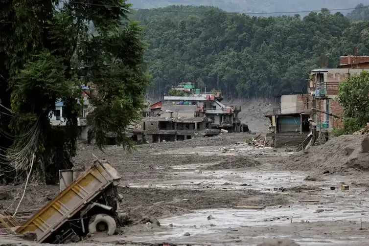 REUTERS/Navesh Chitrakar/ Proibido reprodução Mud covers houses and a road following a flash flood at Trishuli in Nuwakot district, Nepal, August 26, 2026. REUTERS/Navesh Chitrakar