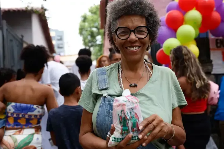 Fernando Frazão/Agência Brasil Rio de Janeiro (RJ), 27/09/2026 – A massoterapeuta Vânia Victorio Gonçalves da Silva na celebração pelo Dia de Cosme e Damião no Terreiro de Umbanda São Cosme e São Damião, em Vila Isabel. Foto: Fernando Frazão/Agência Brasil