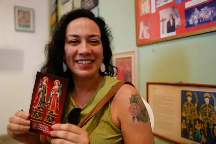 Fernando Frazão/Agência Brasil Rio de Janeiro (RJ), 27/09/2026 – Caroline Pinho de Araújo celebra o Dia de Cosme e Damião na Paróquia de São Cosme e São Damião, no Andaraí. Foto: Fernando Frazão/Agência Brasil
