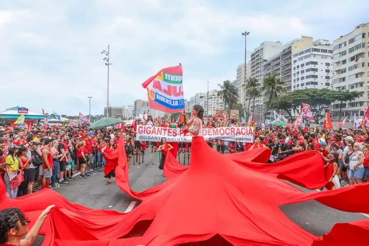 Tomaz Silva/Agência Brasil Rio de Janeiro (RJ), 12/10/2026 – Ato em apoio ao presidente Luiz Inácio Lula da Silva, que é candidato à reeleição, reúne apoiadores em Copacabana, na zona sul do Rio de Janeiro. Foto: Tomaz Silva/Agência Brasil