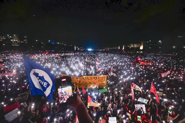 midianinjaInstagram Brasília (DF), 13/10/2026 - Ato em apoio à candidatura de reeleição, Luiz Inácio Lula da Silva à Presidência da República, na Esplanada dos Ministérios, em Brasília.
Foto: midianinjaInstagram
