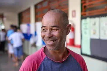 Fabio Rodrigues-Pozzebom/ Agência Brasil Brasília (DF) 25/10/2026 Eleitores chegam para votar em colégio da Cidade Estrutural, Região Administrativa de Brasília. O pedreiro José Omar da silva, fala com a Agência Brasil Foto: Fabio Rodrigues-Pozzebom/ Agência Brasil